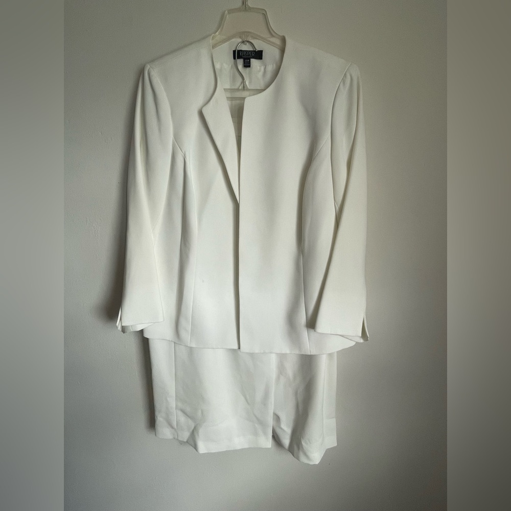 Kasper: allwhite church suit